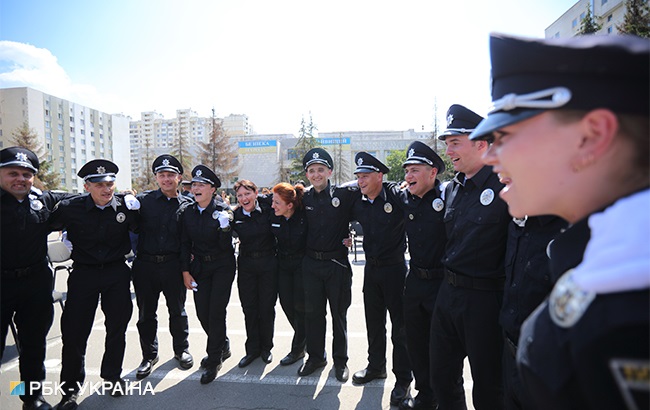 &quot;Стальная дисциплина&quot;: фоторепортаж с первого выпуска Академии патрульной полиции в Киеве